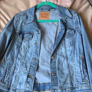 medium wash levi’s denim jacket